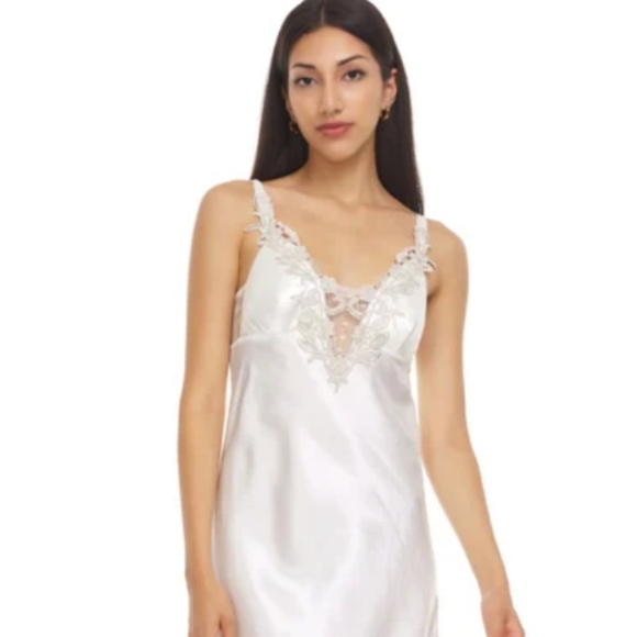 FLORA NIKROOZ Satin Venise Trim Lingerie Nightgown In Ivory. Size Medium - Picture 4 of 16